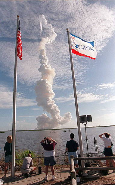 Avez vous des photos de l'orbiteur Columbia ? The-space-shuttle-columbia-leaves-a-contrail-20-october-past-flags-at-picture-id51992462?k=6&m=51992462&s=612x612&w=0&h=uHRMBFQ3WFtJAEnCnWq3XNAdEVBNB3kRPsxQS56A07k=