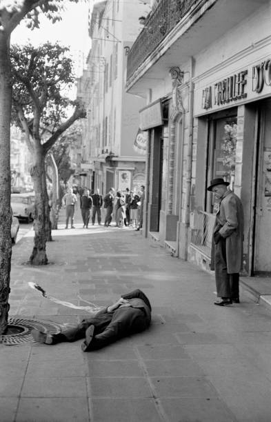 This dead body, victim of the wave of attacks perpetrated by the OAS lies on the sidewalk on April 11, 1962 in Algiers, Algeria. On the eve of the...