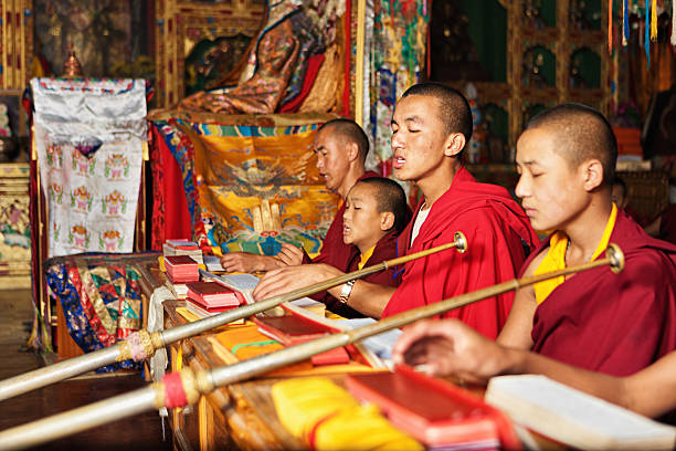 monjes tibetano medida durante puja - monje tibet fotografías e imágenes de stock