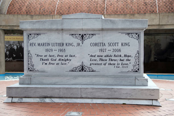 tomb of martin luther king and coretta scott king - martin luther king jr gravesite stockfoto's en -beelden