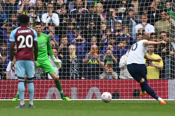 Tottenham Hotspur vs Burnley HT: TOT 1-0 BUR, Harry Kane gives the LEAD at the DYING minutes of 1st half with an exceptional PENALTY -  Follow Live Updates 