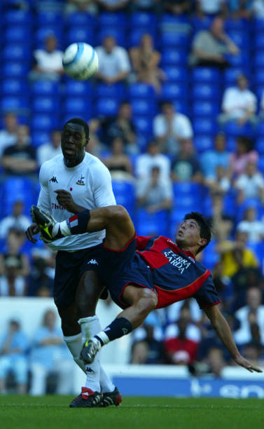 Tottenham Hotspur's Ledley King and Cagliari's Mauro Esposito battle for the ball