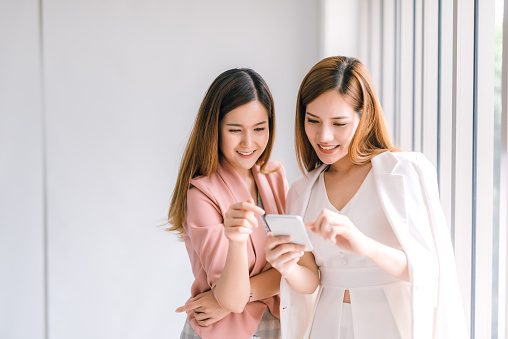 https://media.gettyimages.com/photos/two-asian-business-women-looking-at-the-smartphone-picture-id1006618312?b=1&k=20&m=1006618312&s=170667a&w=0&h=uqoIBdF34MXYZO_KCcEZC_G3Feygr58QUv7FzscTZB4=