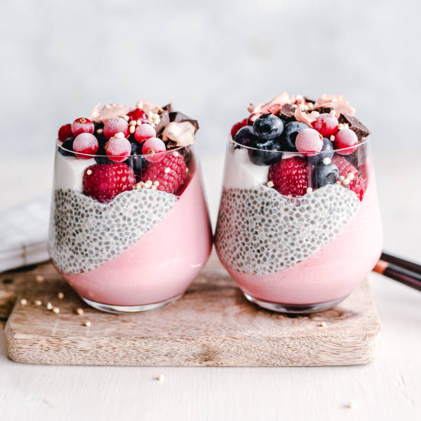 two chia and panna cotta desserts with raspberries, blueberries and redcurrants - chia seed 個照片及圖片檔