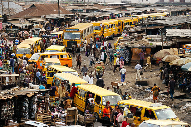vans in nigerian market - lagos nigeria fotografías e imágenes de stock