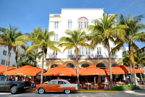voitures anciennes à ocean drive, miami south beach, en floride. - ocean drive photos et images de collection