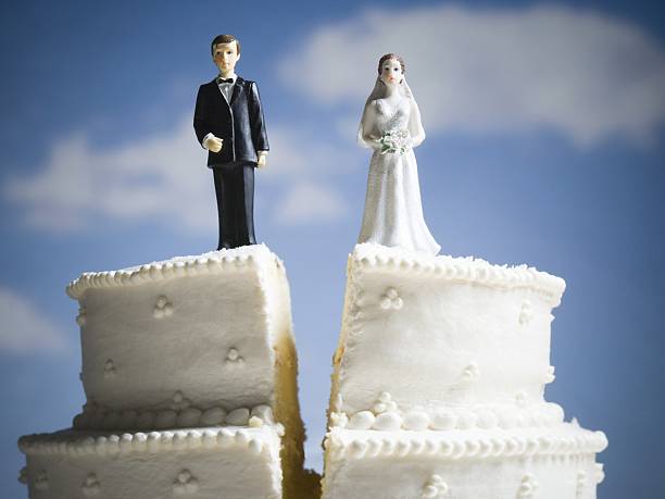 wedding cake visual metaphor with figurine cake toppers - divorcio fotografías e imágenes de stock