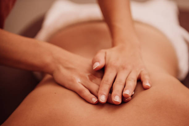mulher, recebendo uma massagem nas costas - massagens corporal - fotografias e filmes do acervo