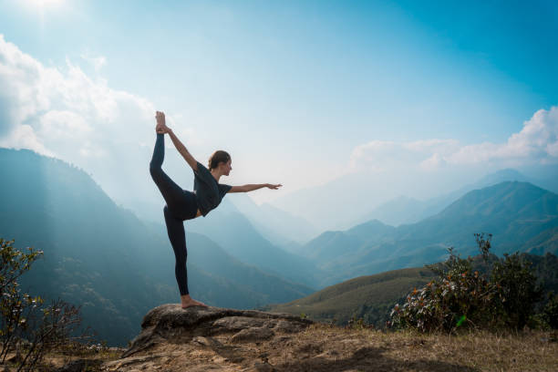 婦女訓練瑜伽, 山在背景上 - yoga 個照片及圖片檔