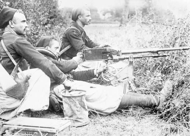 world-war-one-french-zouaves-with-a-french-machine-gun-1915-picture-id159147527