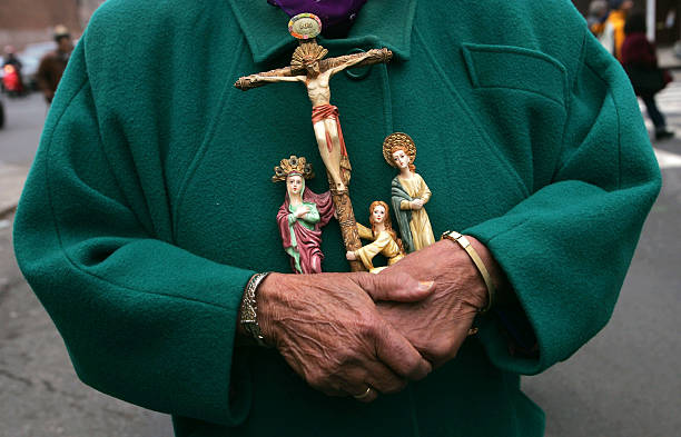 worshippers participate in way of the cross - good friday stockfoto's en -beelden