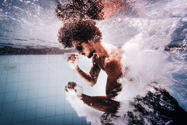 Hombre joven de entrenamiento artes marciales bajo el agua