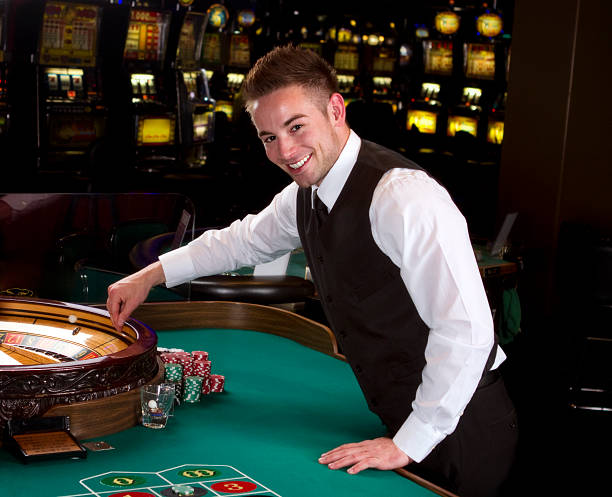 junge roulette in einem casino händler - croupier stock-fotos und bilder