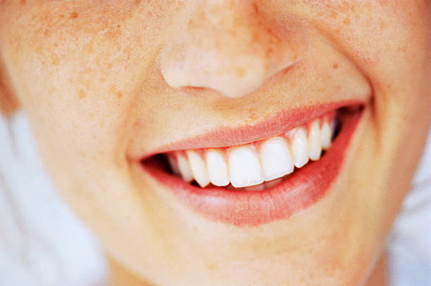 young woman smiling, close-up - dentes - fotografias e filmes do acervo