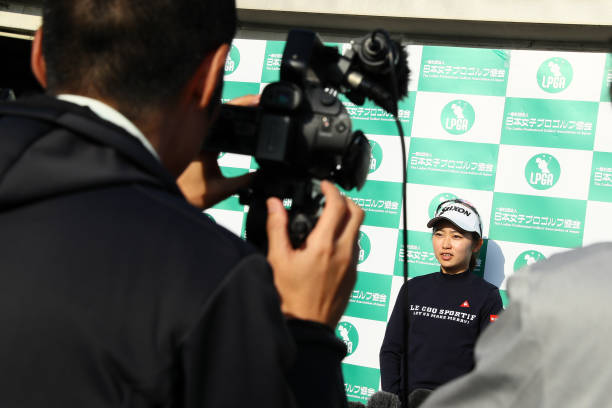 https://media.gettyimages.com/photos/yuka-yasuda-is-interviewed-as-she-passed-the-pro-test-after-the-final-picture-id1186249306?k=6&m=1186249306&s=612x612&w=0&h=HihddEMwVRY4nik_pIbbbRhyvXejSnc4I53uw9aC3Ts=