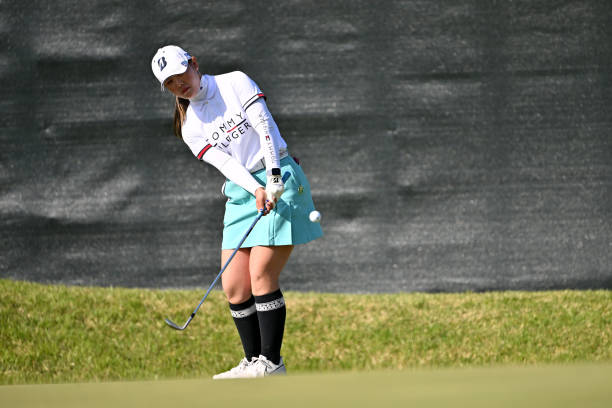 https://media.gettyimages.com/photos/yuri-yoshida-of-japan-chips-onto-the-18th-green-on-the-playoff-sixth-picture-id1391896310?k=20&m=1391896310&s=612x612&w=0&h=GXHxRzjFrE05wwC4eMNyYLyyVkyqcrGhm_YDrC3BGKQ=