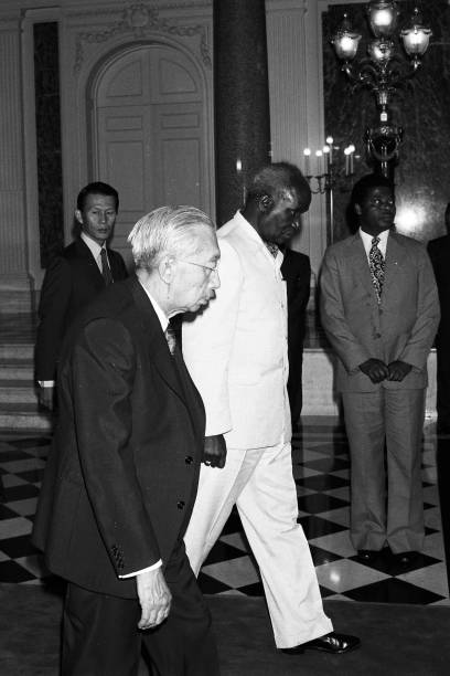 Zambian President Kenneth Kaunda is seen off by Emperor Hirohito at the Akasaka State Guest House on September 18 1980 in Tokyo Japan